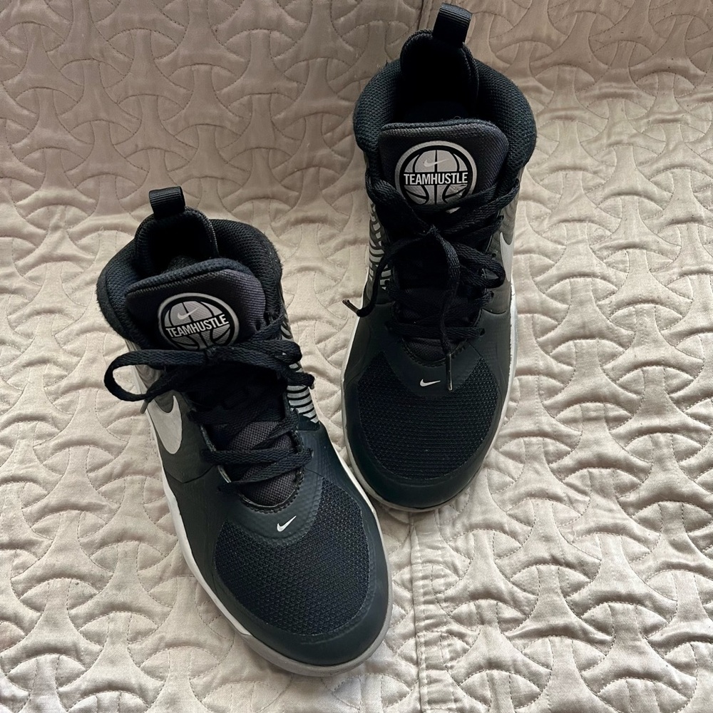 Nike Team Hustle Basketball Shoes Size 4Y